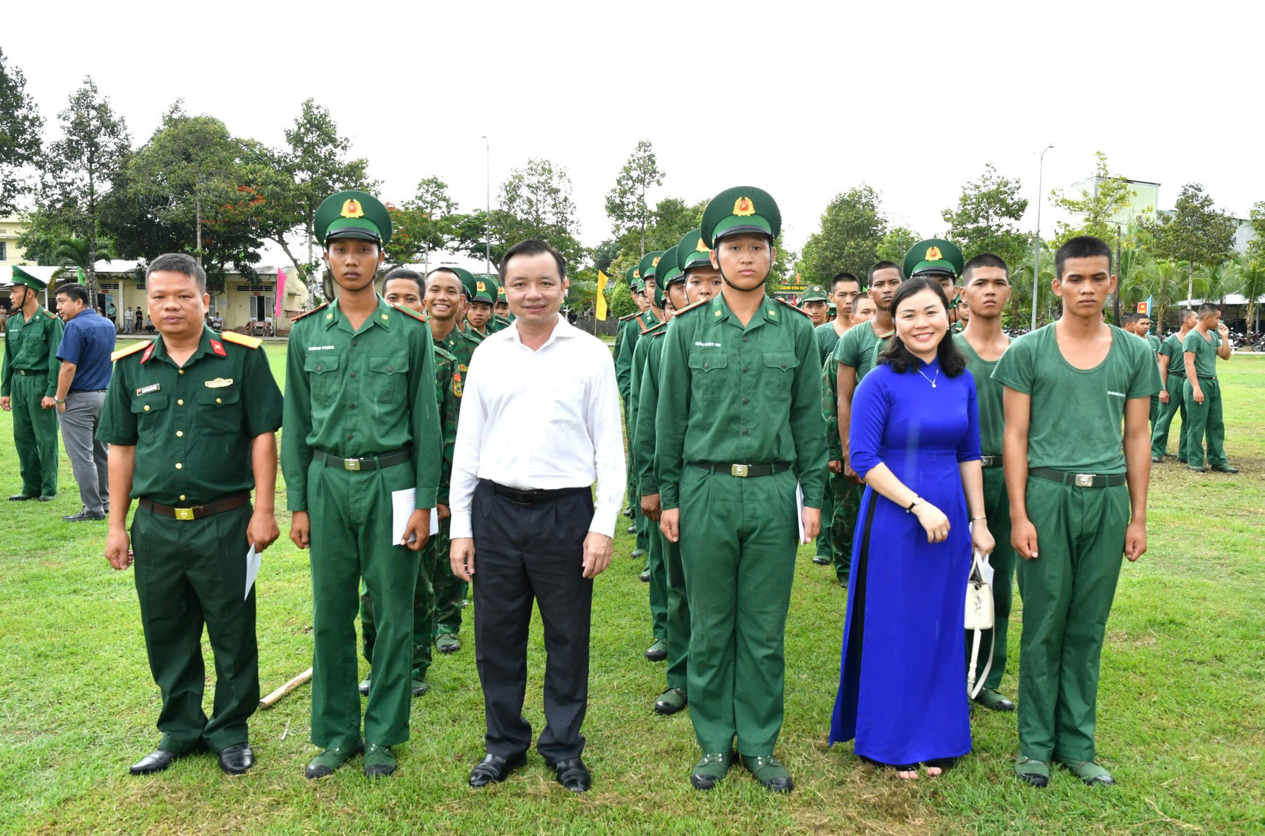 Ảnh 2: Đồng chí Dương Minh Tâm – Bí thư Đảng uỷ xã Hòn Đất động viên và tặng quà cho các chiến sĩ mới