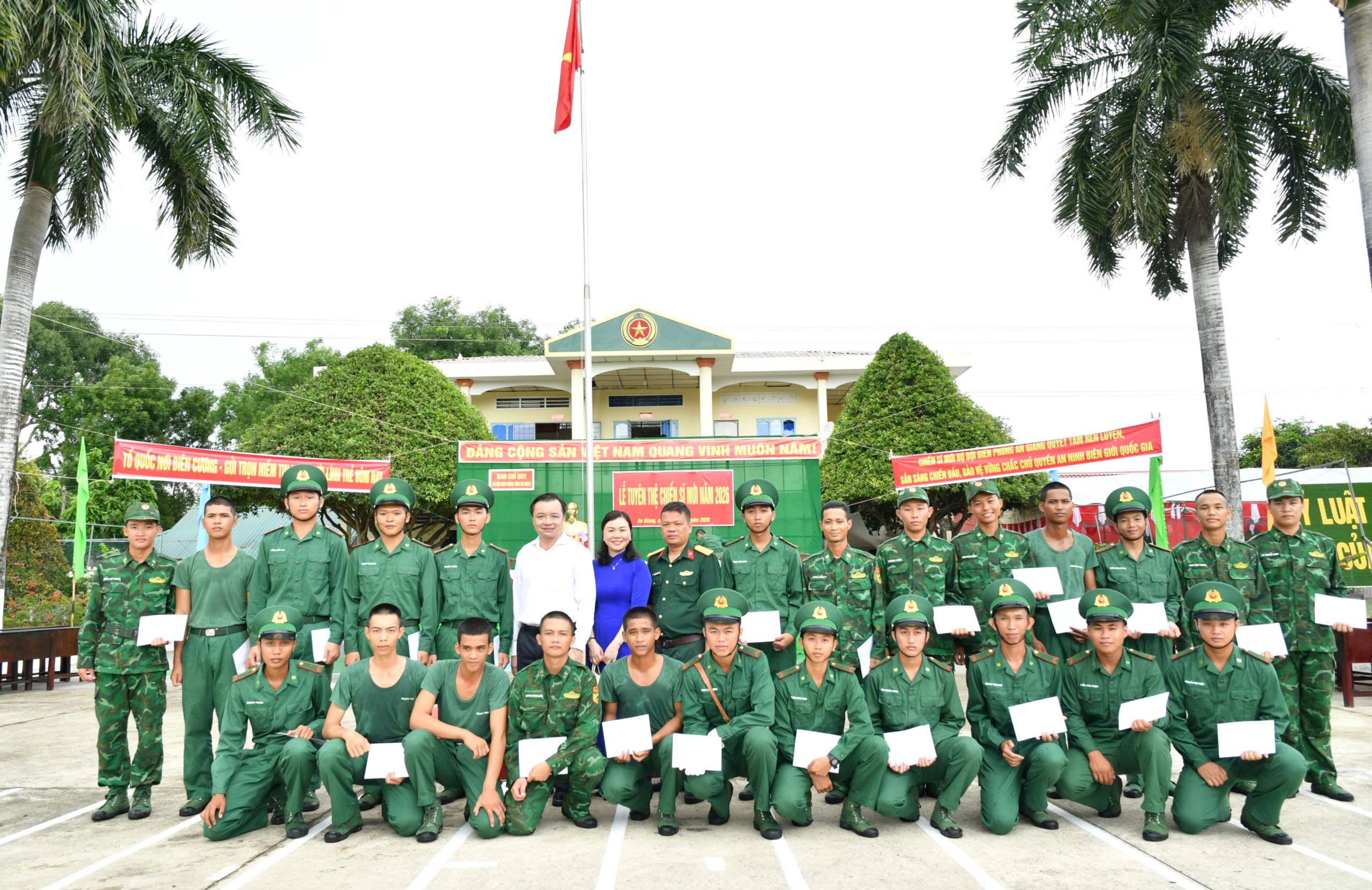 Ảnh 3: Đồng chí Dương Minh Tâm – Bí thư Đảng uỷ xã Hòn Đất chụp ảnh lưu niệm cùng các chiến sĩ mới 2026