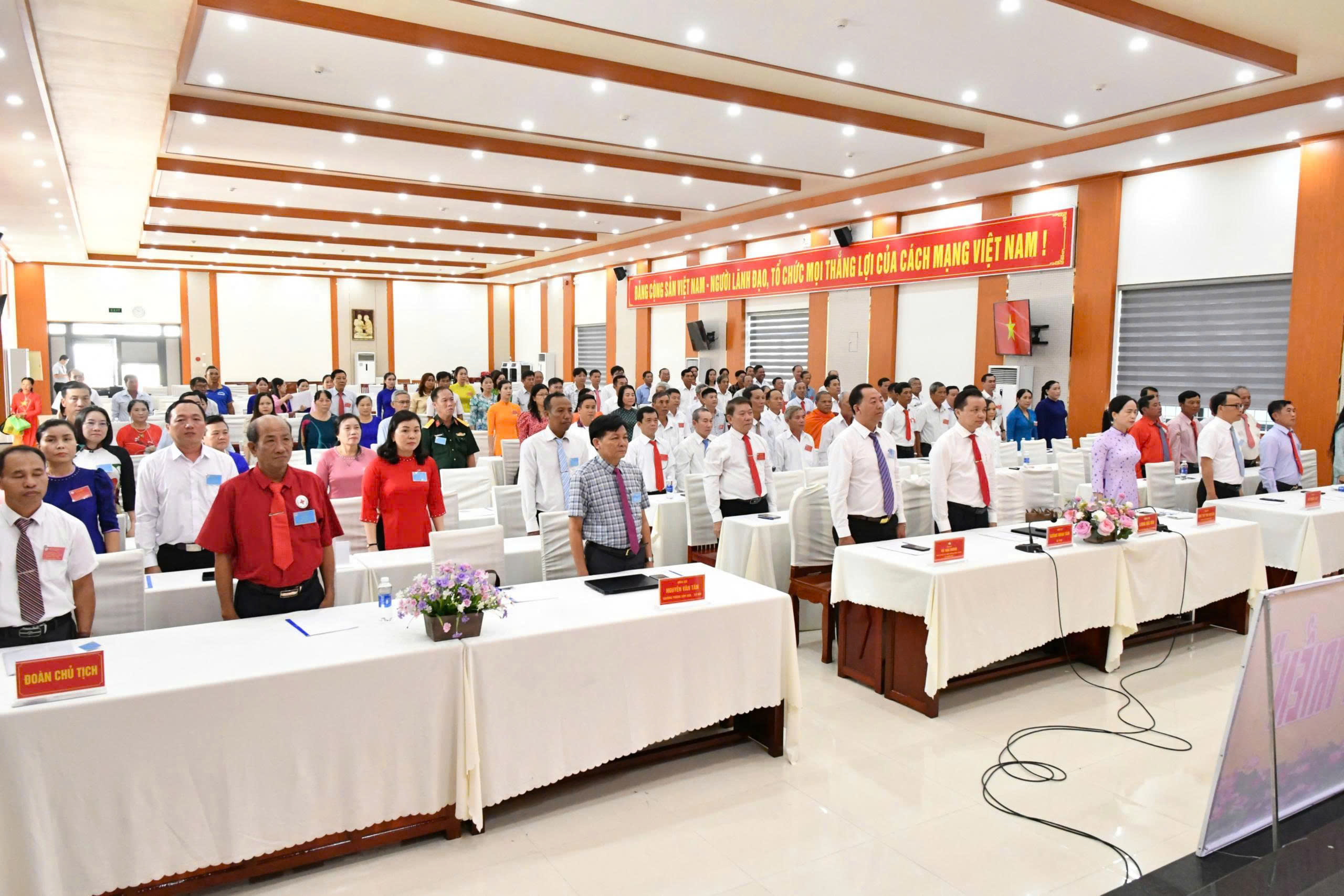 Ảnh 1: Quang cảnh đại hội