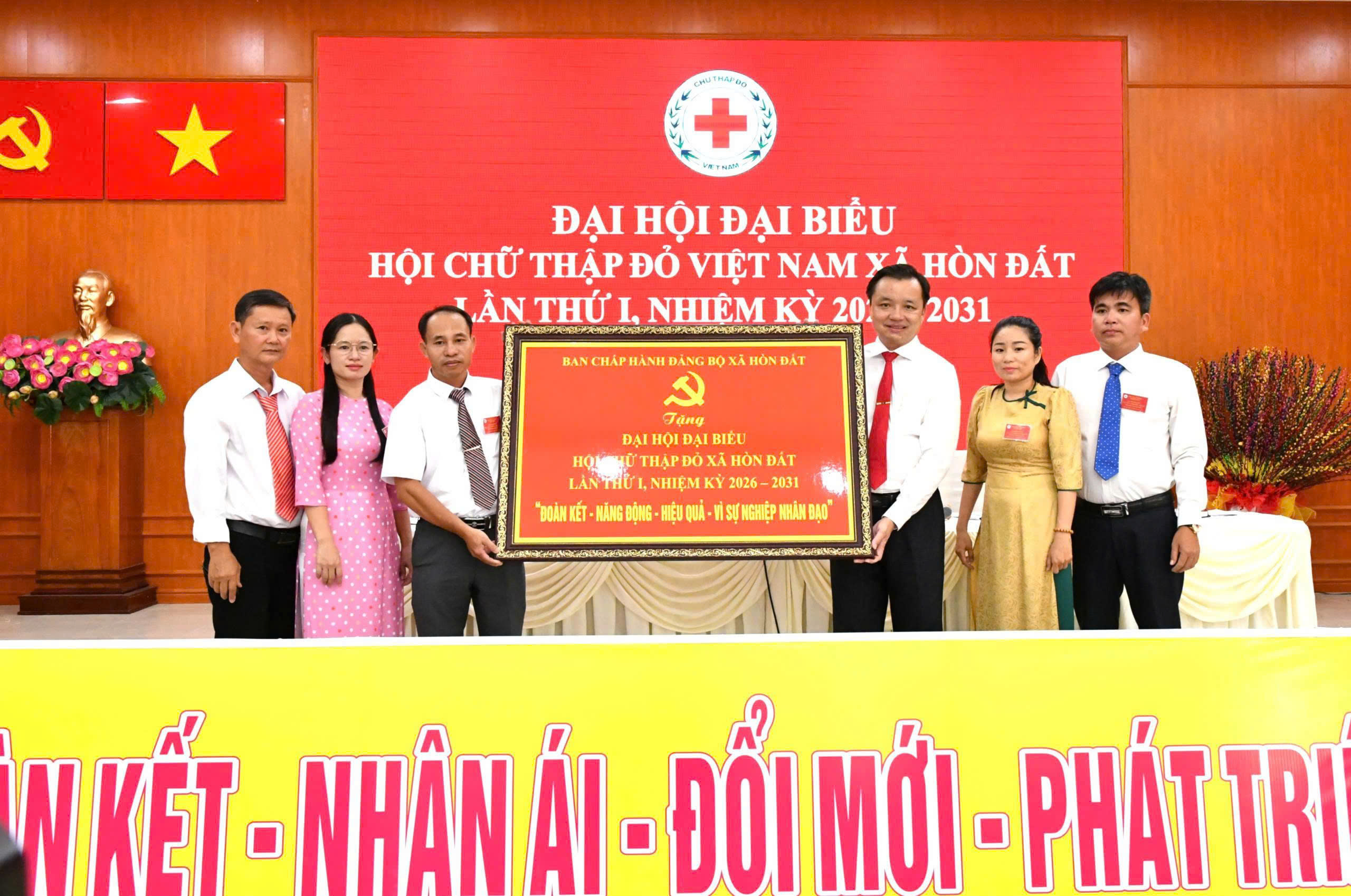 Ảnh 2: Đồng chí Dương Minh Tâm – Bí thư Đảng ủy xã Hòn Đất tặng đại hội bức chướng
