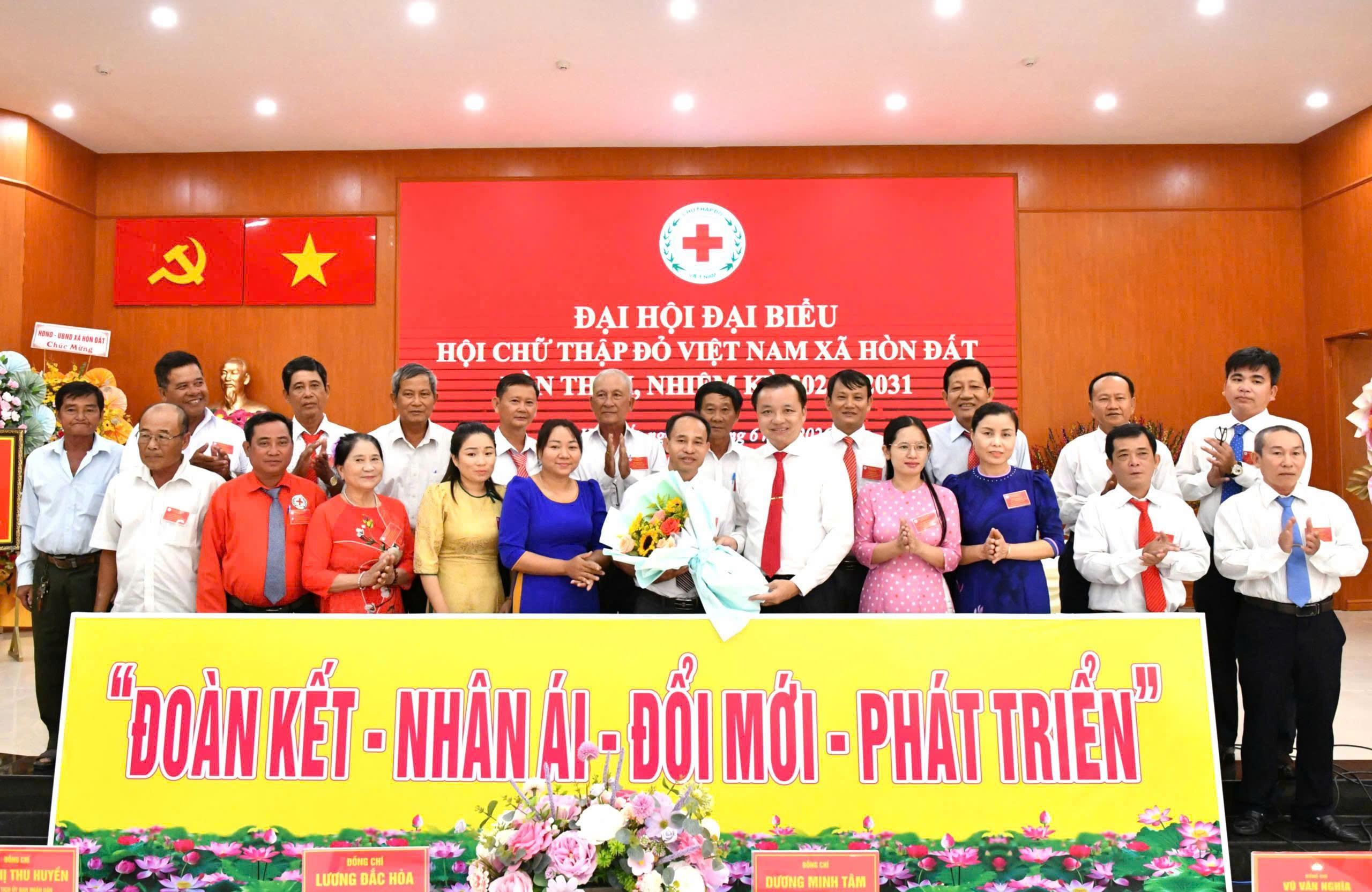 Ảnh 3: Ban Chấp hành Hội Chữ thập đỏ xã Hòn Đất nhiệm kỳ 2026 – 2031 ra mắt đại hội