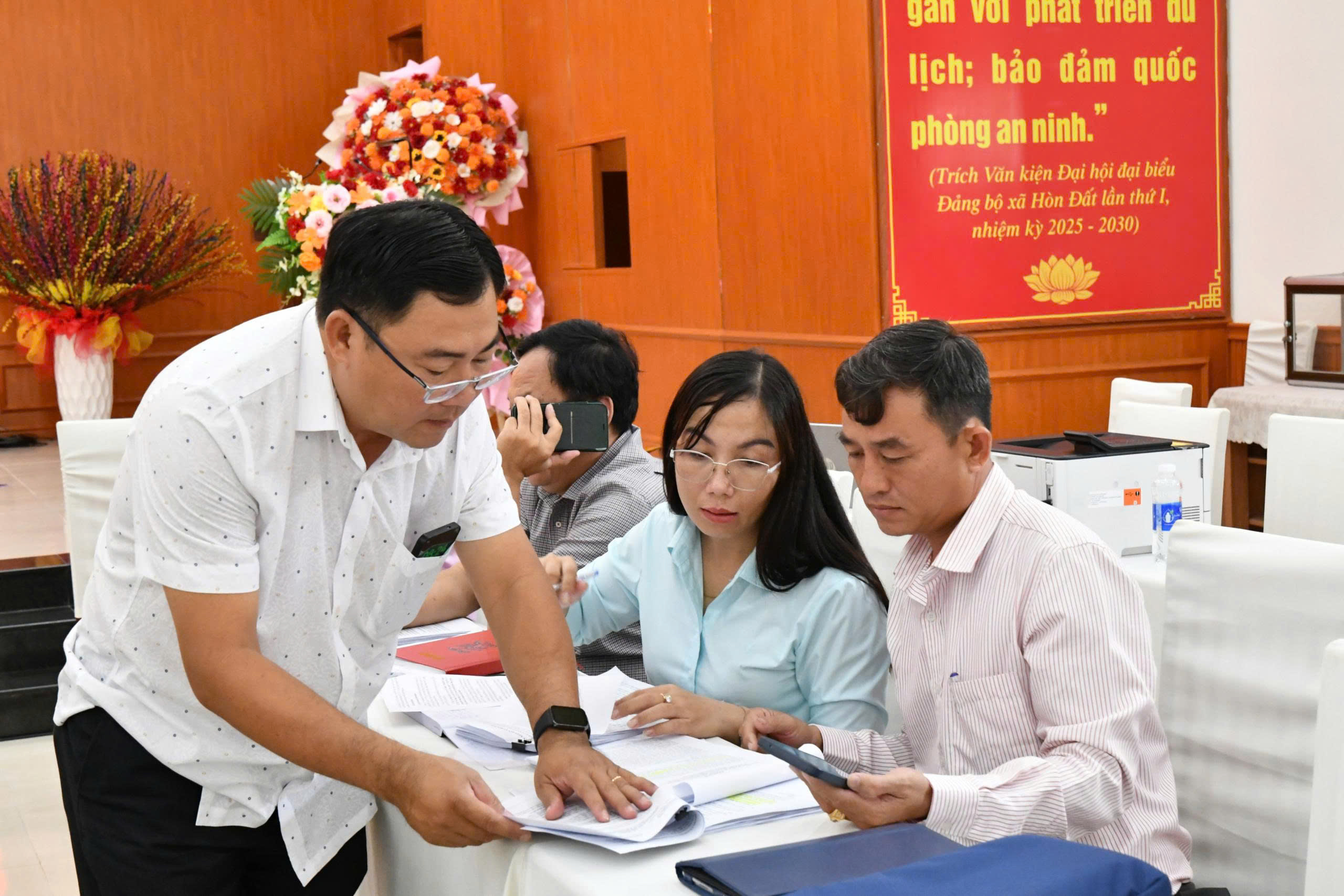 Ảnh 2: Các thành viên trong đoàn kiểm tra hồ sơ
