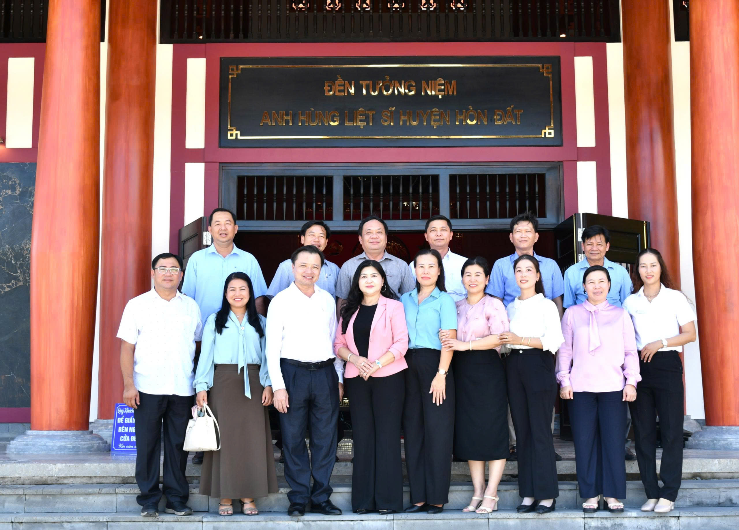 Ảnh 3: Đoàn kiểm tra thực tế tại Trạm Y Tế Hòn Đất