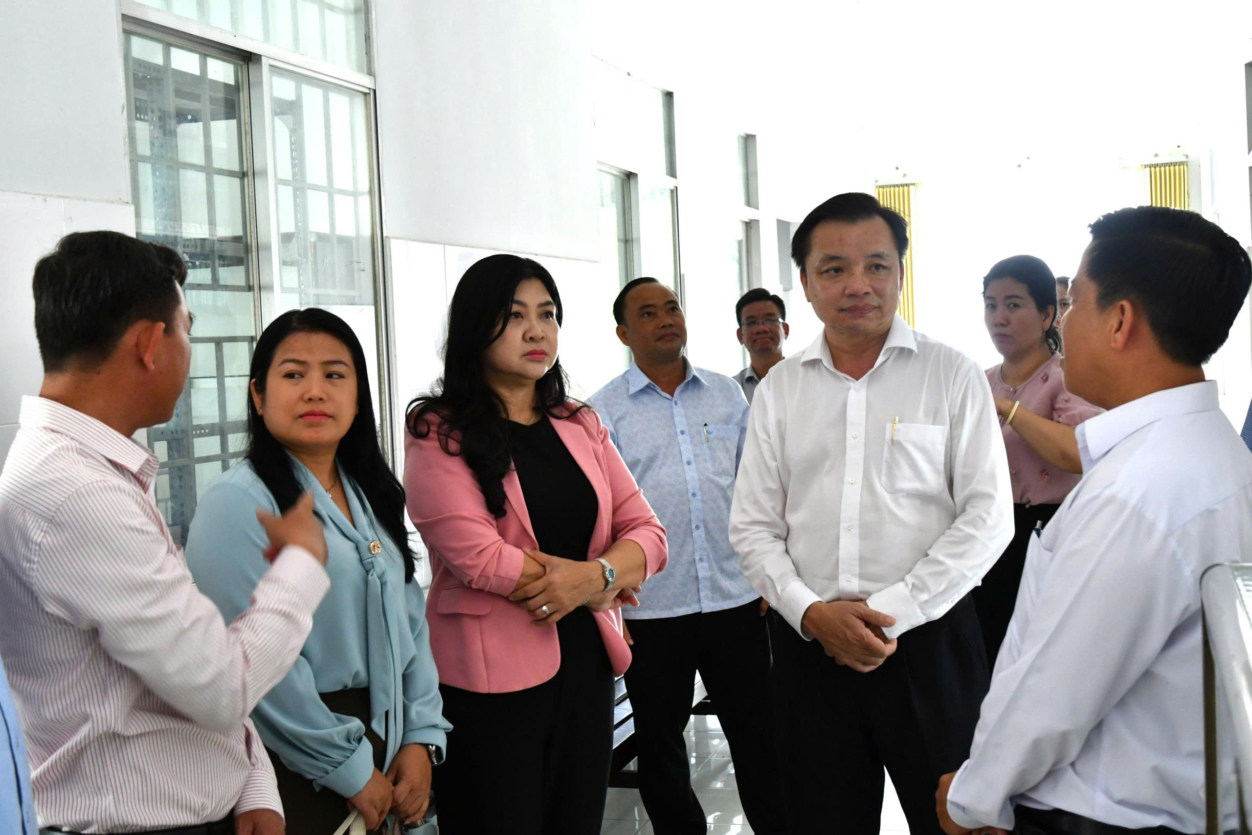 Ảnh 4: Đoàn giám sát chụp ảnh lưu niệm cùng lãnh đạo chính quyền địa phương tại Đền tưởng niệm các anh hùng liệt sĩ 