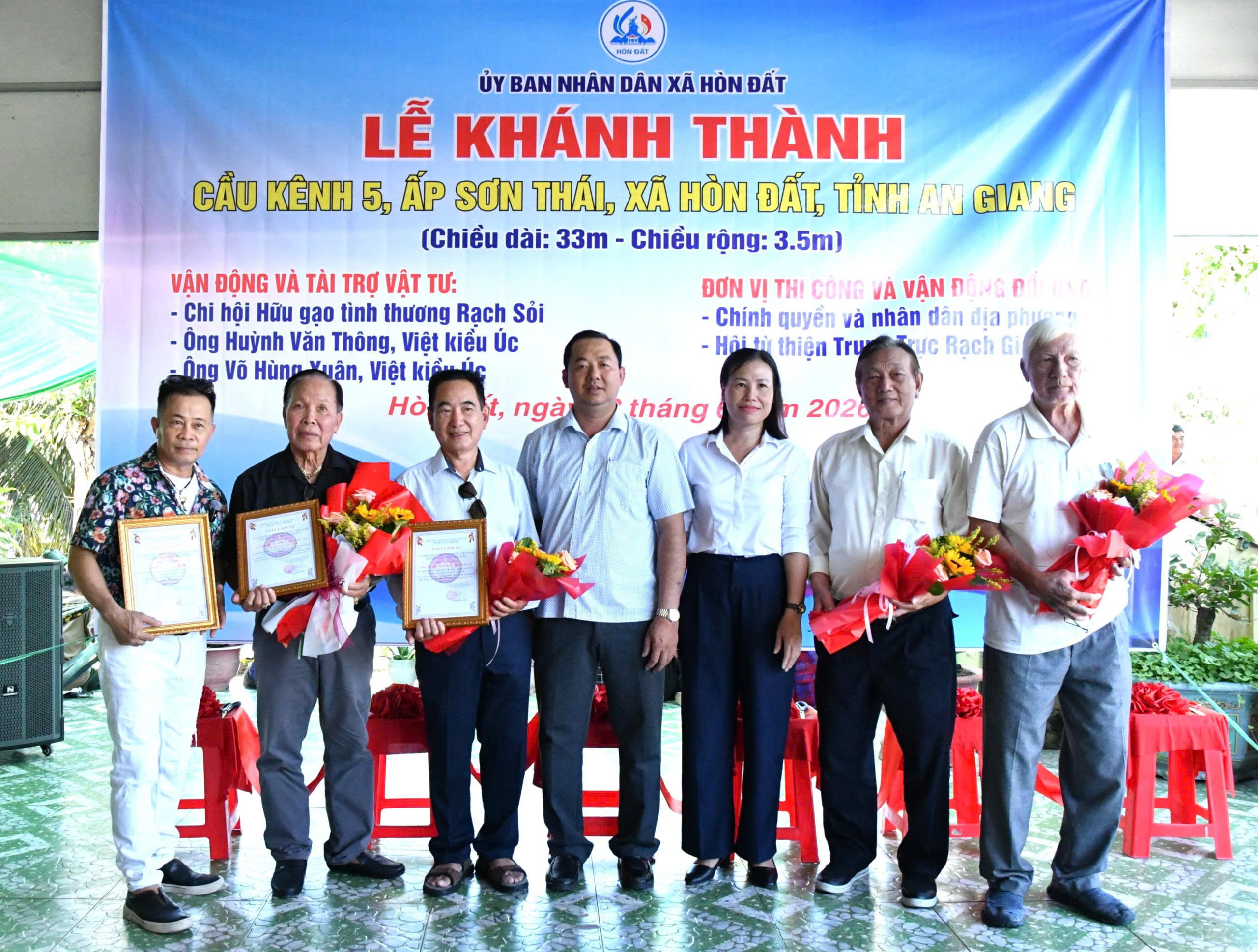 Ảnh 3: Đồng chí Phạm Thu Thủy, Chủ tịch UBND xã Hòn Đất trao tặng hoa và giấy cảm tạ cho đơn vị tài trợ