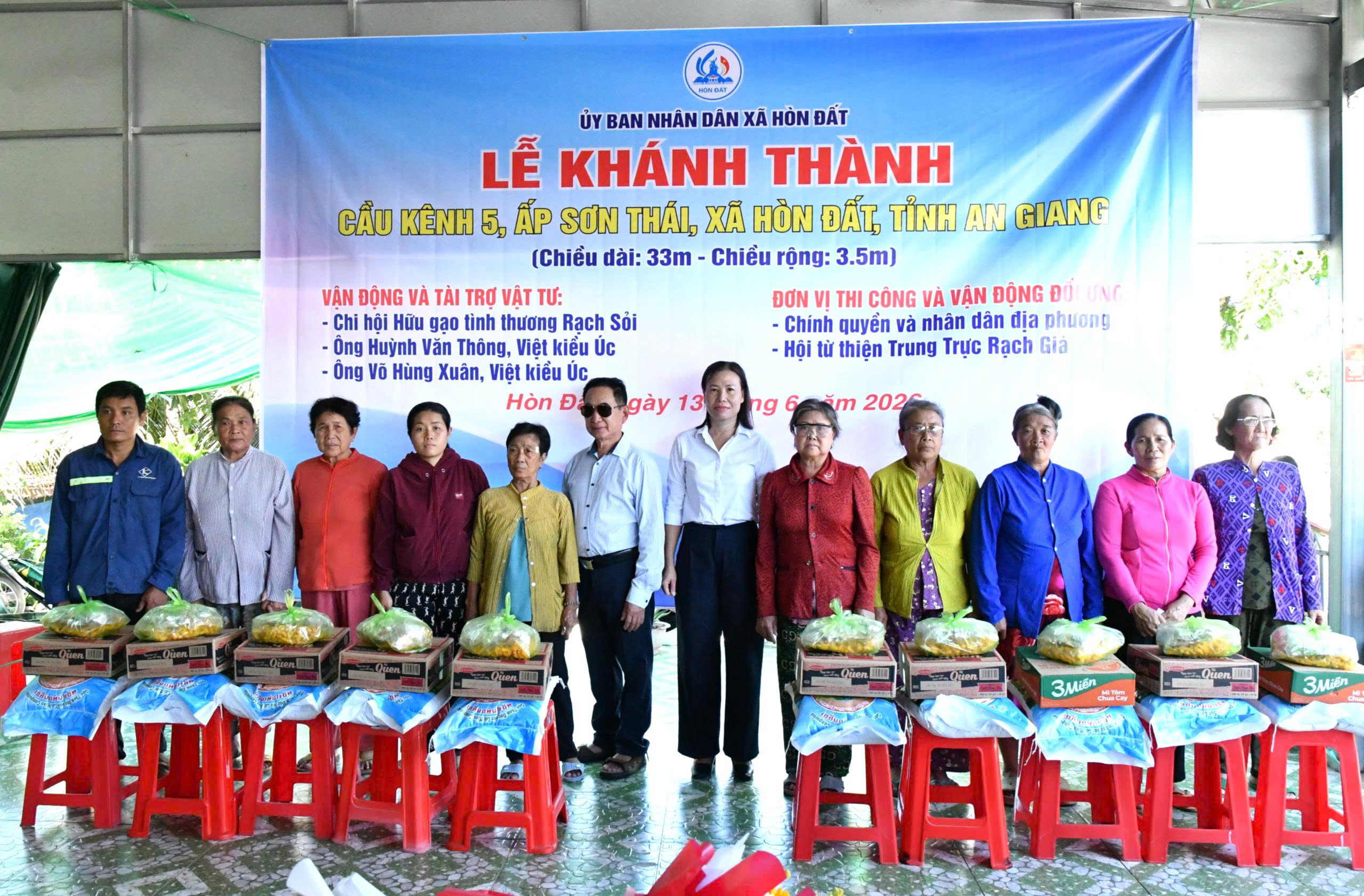 Ảnh 1: Lãnh đạo chính quyền địa phương và đơn vị tài trợ thực hiện nghi thức cắt băng khánh thành cầu kênh 5, ấp Sơn Thái