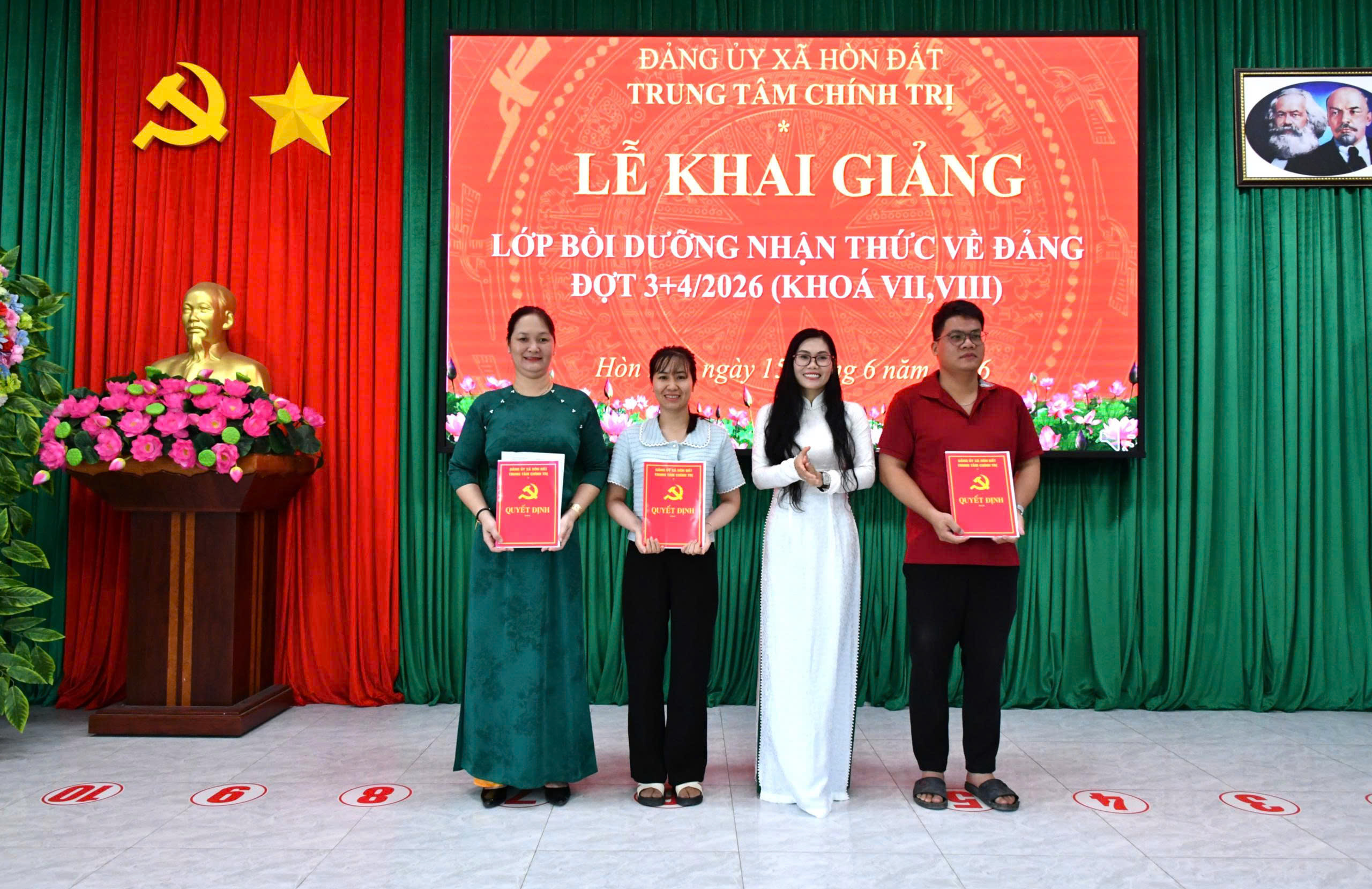 Ảnh 1:Đồng chí Trần Thị Ngọc Trầm - Giám đốc Trung tâm Chính trị xã Hòn Đất trao quyết định phân công Chủ nhiệm lớp, Ban Cán sự lớp Bồi dưỡng nhận thức về Đảng đợt 4 (khóa VIII) năm 2026.
