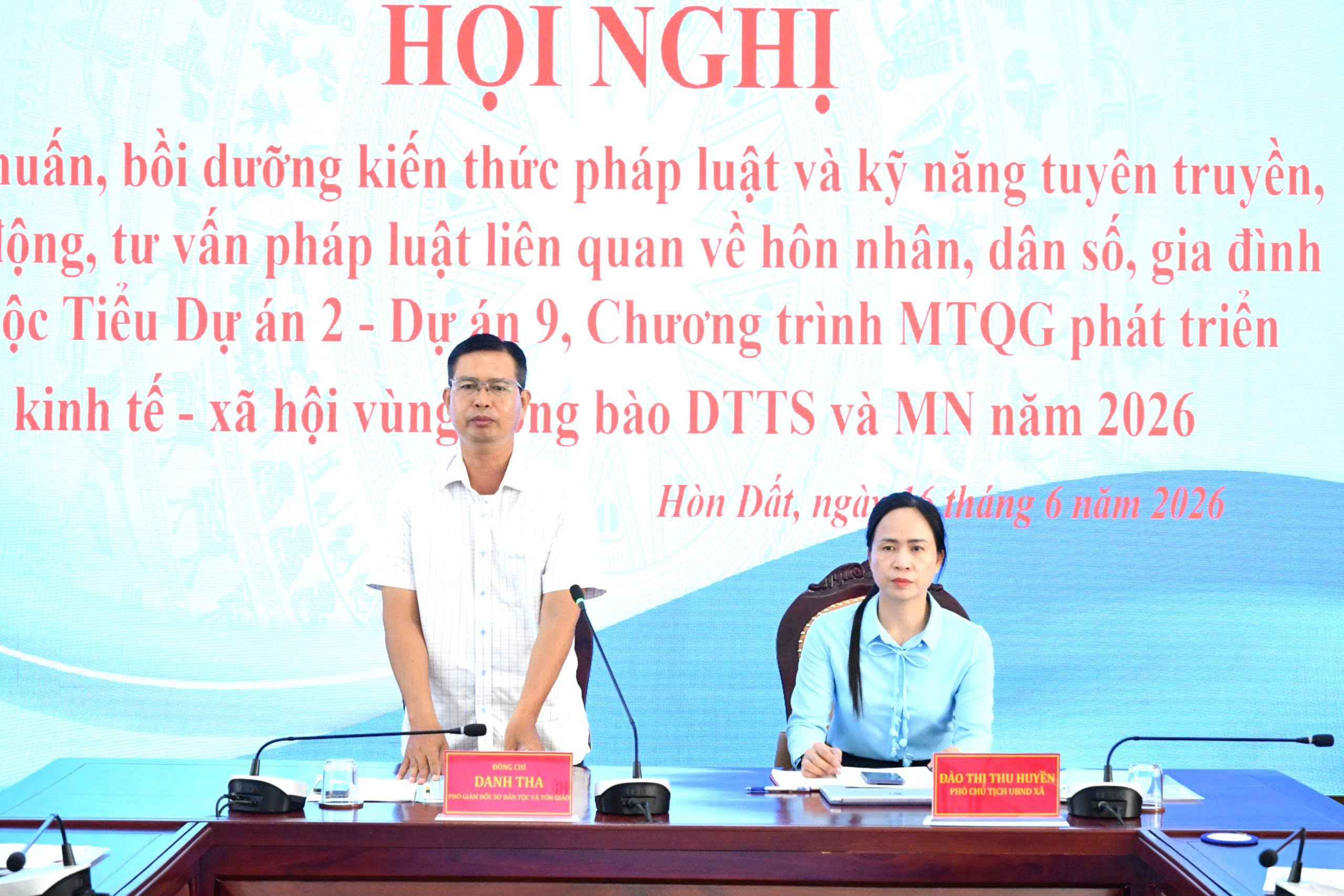 Ảnh 2: Phó Giám đốc Sở Dân tộc và Tôn giáo tỉnh An Giang Danh Tha tập huấn kiến thức pháp luật và kỹ năng tuyên truyền thuộc Tiểu dự án 2, Dự án 9