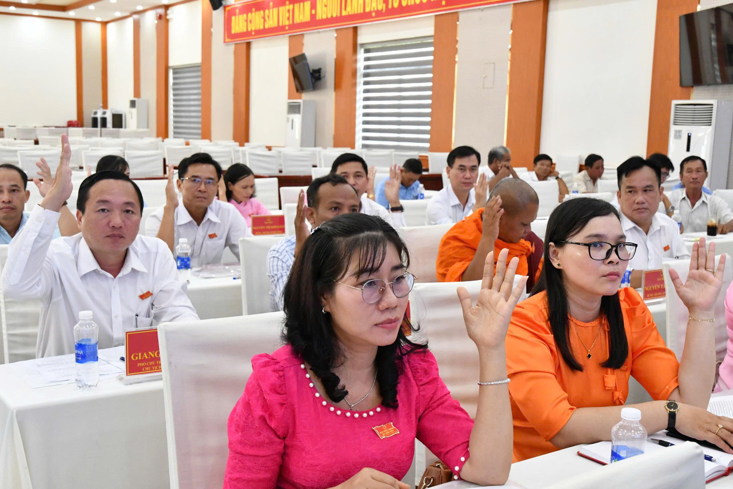 Ảnh 2: Các đại biểu biểu quyết thông qua Nghị quyết về sắp xếp, tổ chức lại ấp trên địa bàn xã Hòn Đất