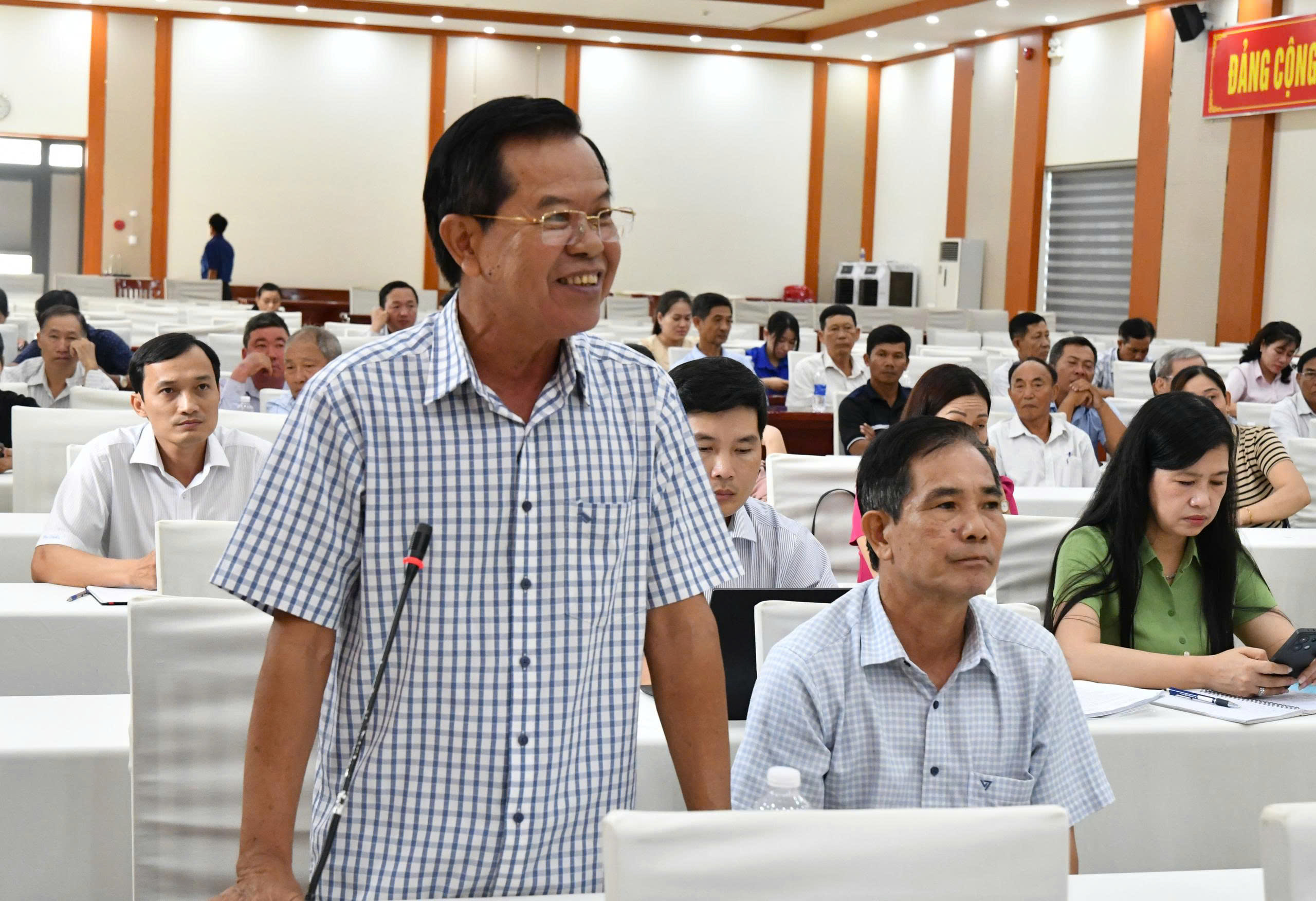 Ảnh 1: Ông Nguyễn Văn Á, cử tri ấp Hòn Me, phản ánh tuyến đường từ Miếu Cô Hai đến cống ngăn mặn Hòn Quéo hiện chưa được đầu tư hệ thống điện chiếu sáng.