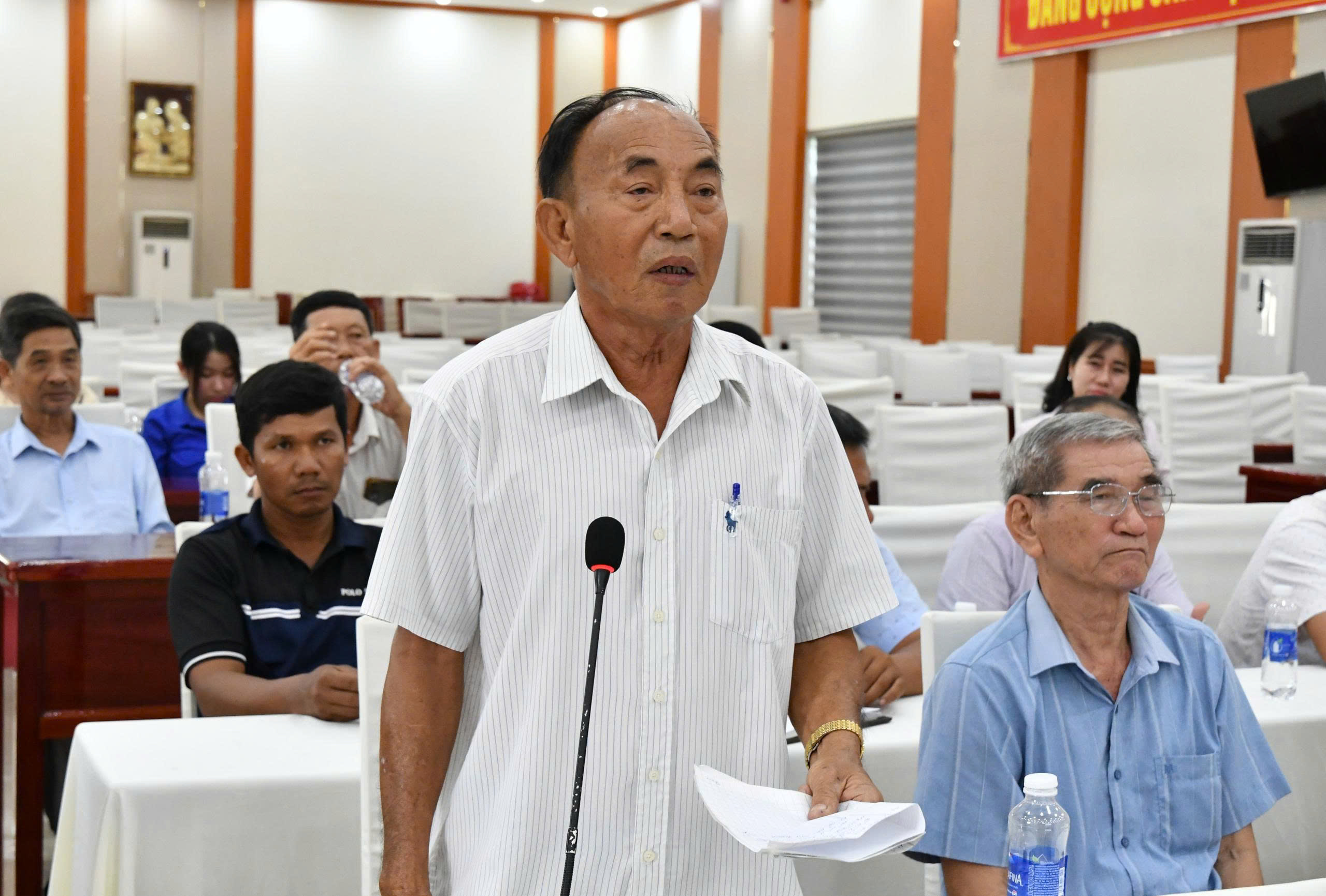 Ảnh 2: Cử tri Nguyễn Thanh Nga, ấp Tri Tôn kiến nghị vấn đề liên quan đến mở rộng quỹ đất xây dựng nghĩa trang nhân dân trên địa bàn xã