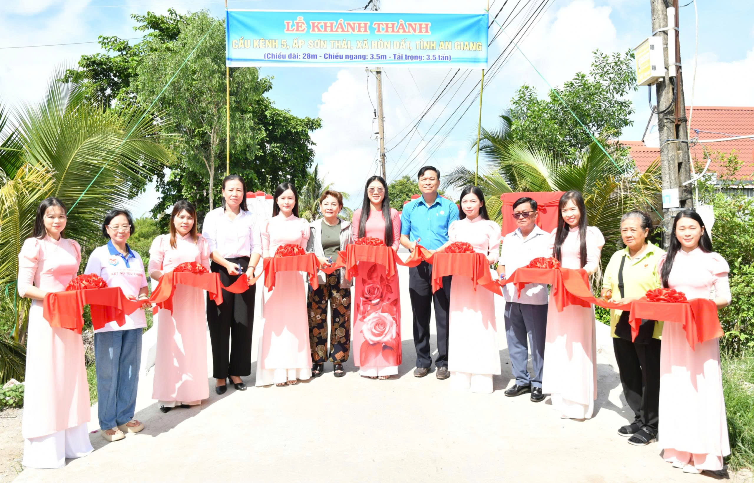 Ảnh 2: Các đại biểu thực hiện nghi thức cắt băng khắnh thành cầu kênh 11, ấp Hòn Quéo