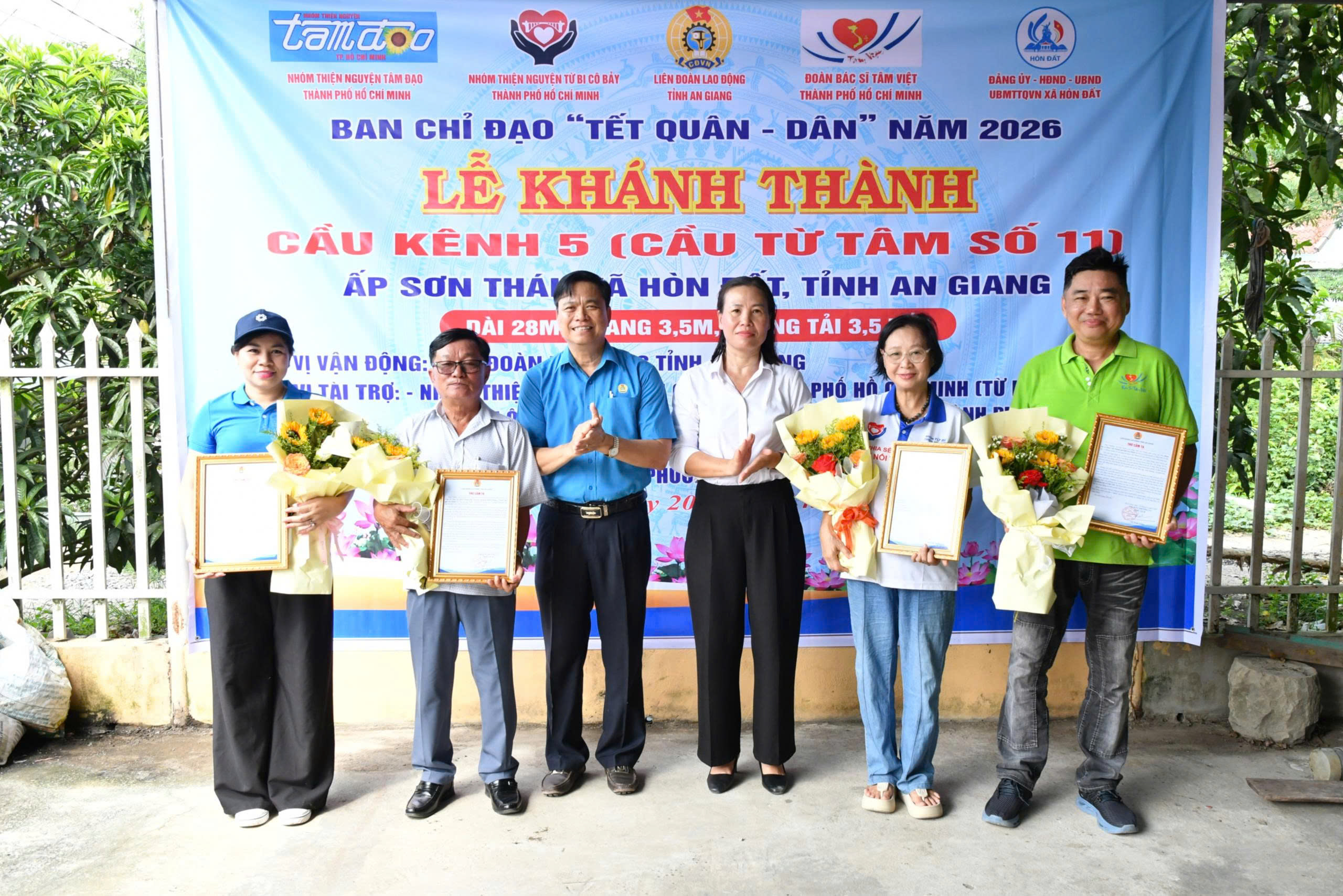 Ảnh 3: Lãnh đạo Liên đoàn Lao động tỉnh An Giang và lãnh đạo xã Hòn Đất đã trao tặng hoa, thư cảm tạ đến các đơn vị tài trợ, đơn vị thi công 