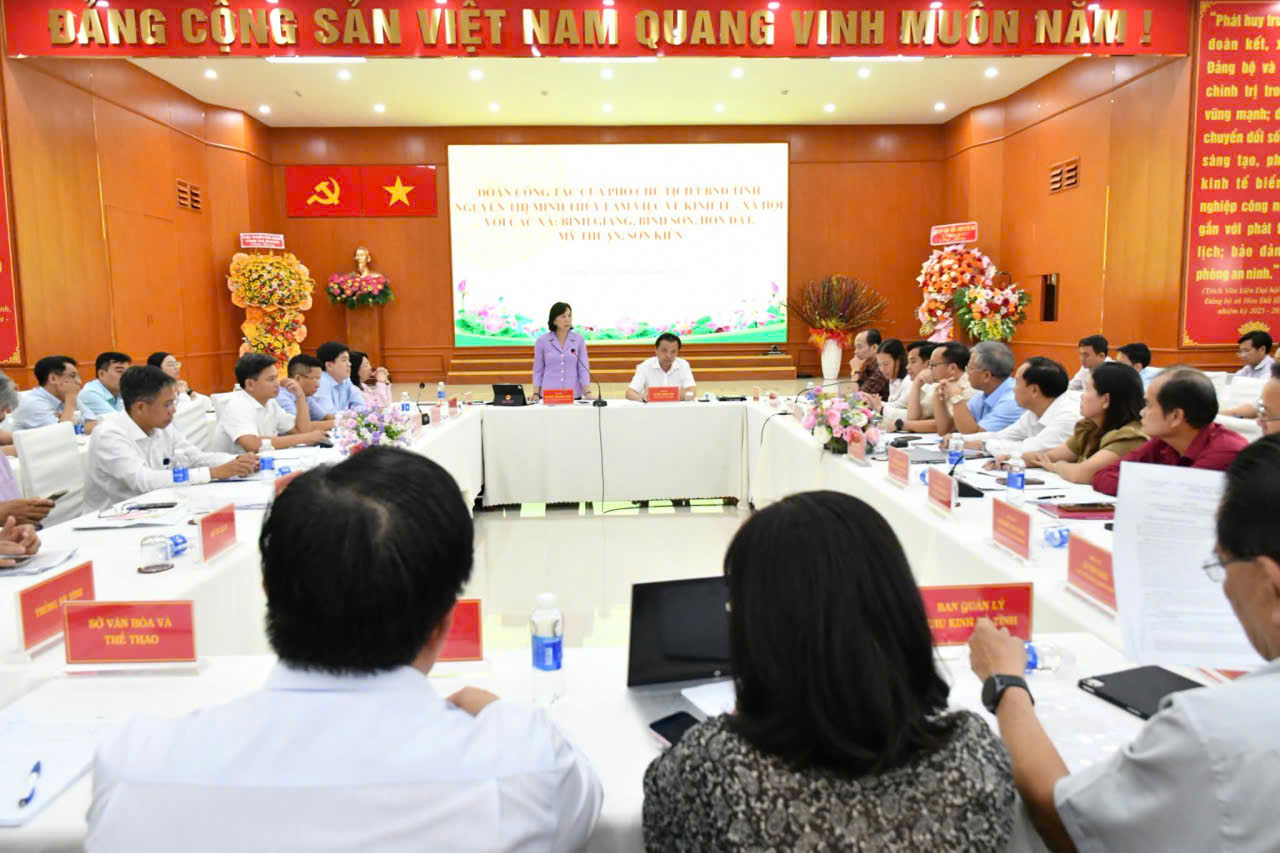 Ảnh 1: Quang cảnh buổi làm việc.