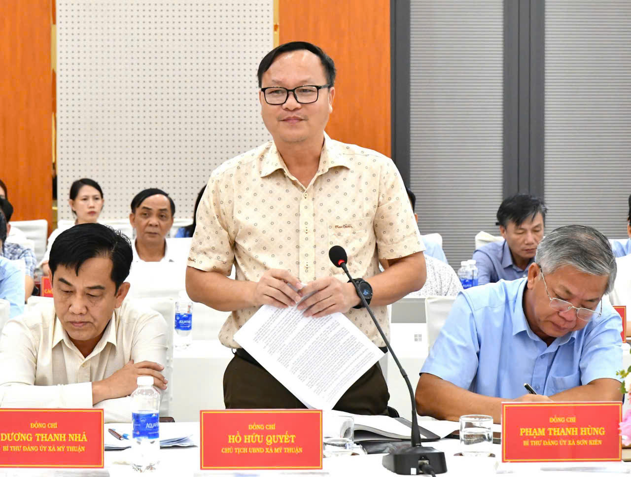 Ảnh 2: Chủ tịch UBND xã Mỹ Thuận Hồ Hữu Quyết phát biểu tại buổi làm việc.