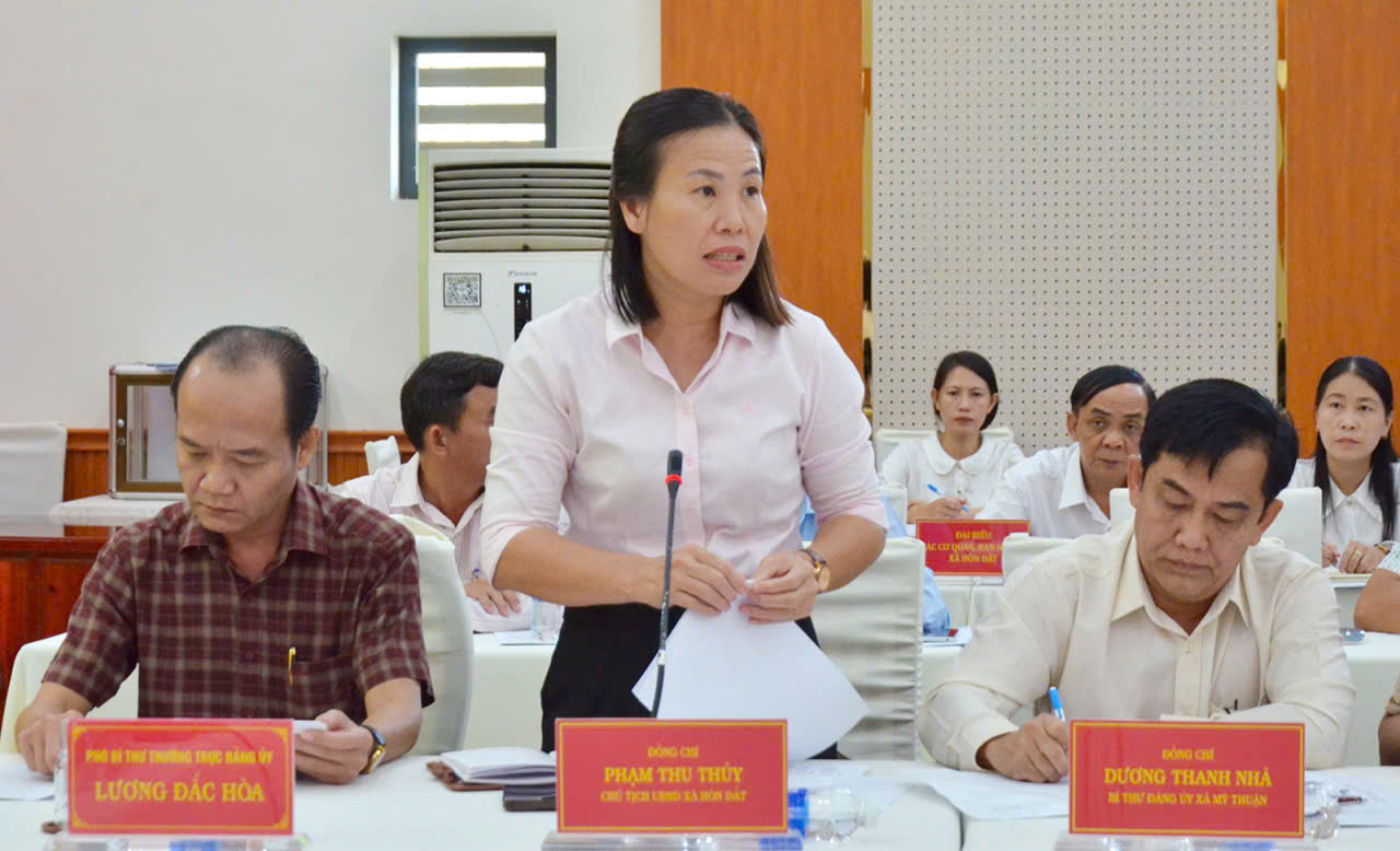 Ảnh 3: Chủ tịch UBND xã Hòn Đất Phạm Thu Thủy phát biểu tại buổi làm việc.