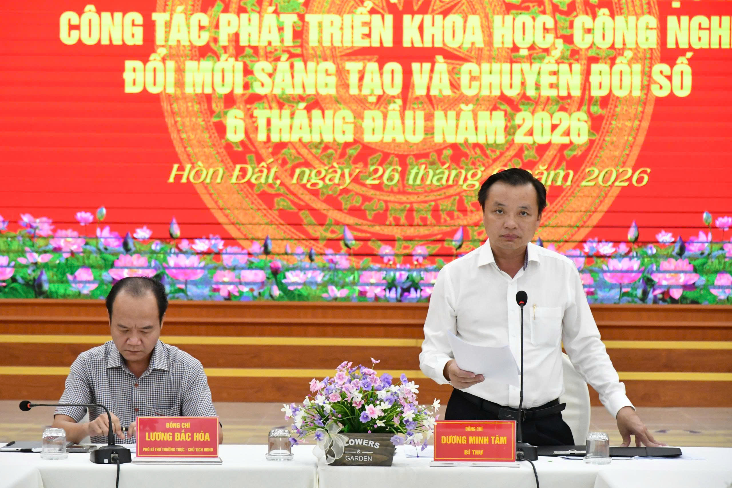 Ảnh 2: Bí thư Đảng ủy xã Hòn Đất Dương Minh Tâm phát biểu chỉ đạo tại hội nghị.