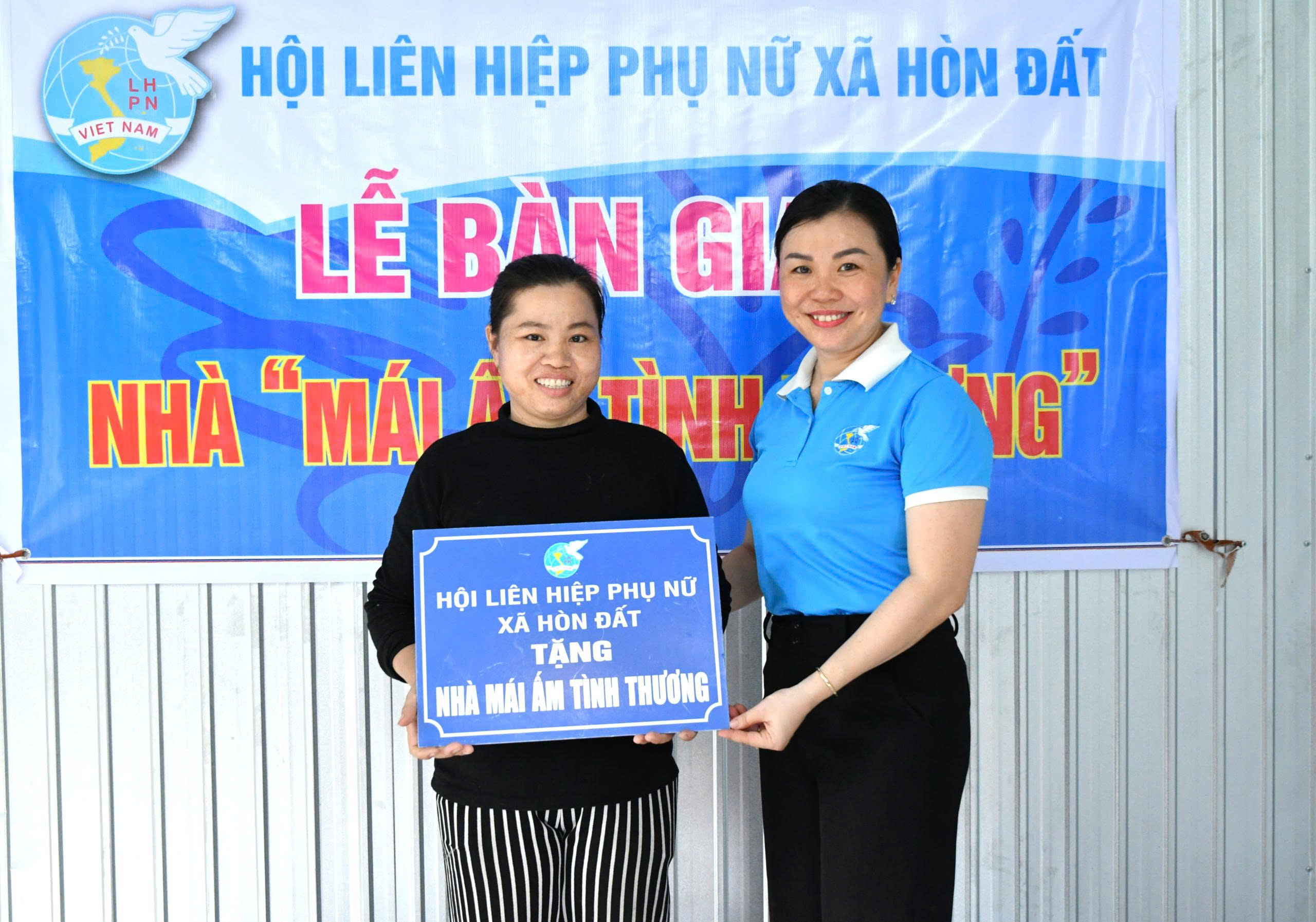 Ảnh 1: Đồng chí Đinh Thị Phương Lan – Phó chủ tịch Ủy ban MTTQ Việt Nam xã Hòn Đất, Chủ tịch Hội LHPN xã bản tượng trưng bàn giao nhà cho gia đình chị Võ Thị Nhung, ấp Bến Đá