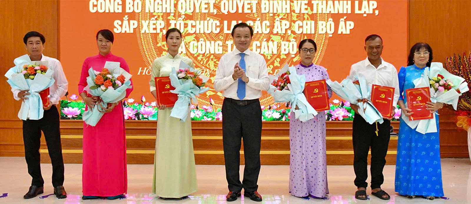 Ảnh 2: Bí thư Đảng ủy xã Hòn Đất Dương Minh Tâm trao các quyết định cho đại diện các ấp mới thành lập sau sắp xếp.