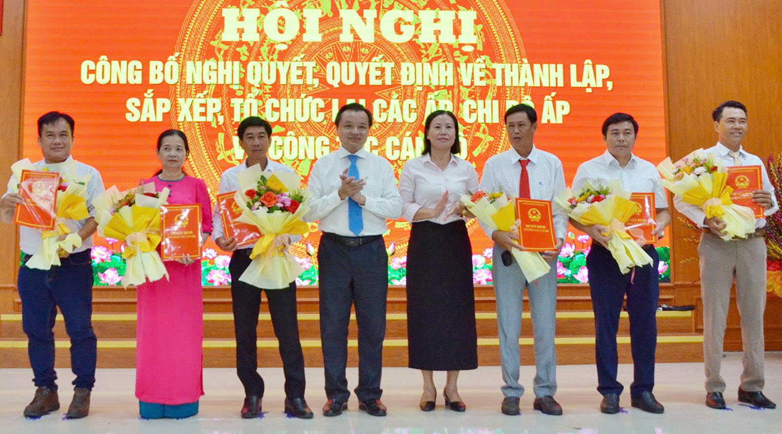 Ảnh 3:Bí thư Đảng ủy xã Hòn Đất Dương Minh Tâm và Chủ tịch UBND xã Hòn Đất Phạm Thu Thủy trao quyết định chỉ định các chức danh trưởng ấp, phó trưởng ấp đối với 6 ấp mới thành lập.