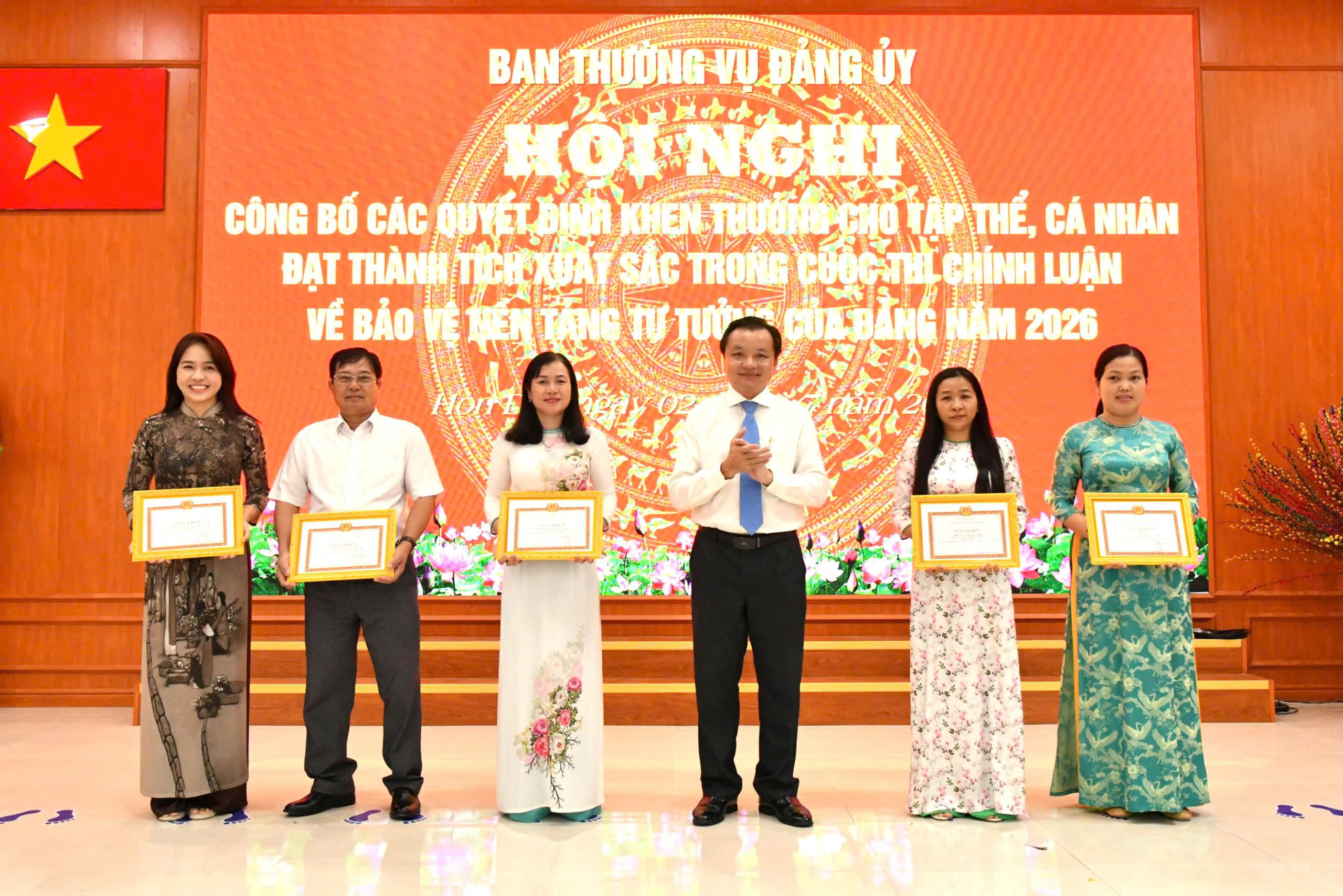 Ảnh 1: Đồng chí Dương Minh Tâm – Bí thư Đảng ủy xã Hòn Đất trao giấy khen cho 3 tập thể và 2 cá nhân đạt giải nhất tại cuộc thi chính luận về bảo vệ nền tảng tư tưởng của Đảng