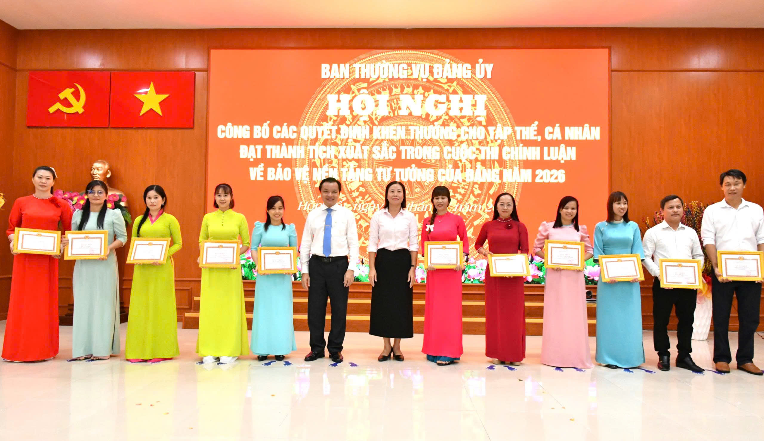 Ảnh 3: Ban tổ chức trao giải cho các thí sinh đạt giải khuyến khích tại cuộc thi chính luận về bảo vệ nền tảng tư tưởng của Đảng