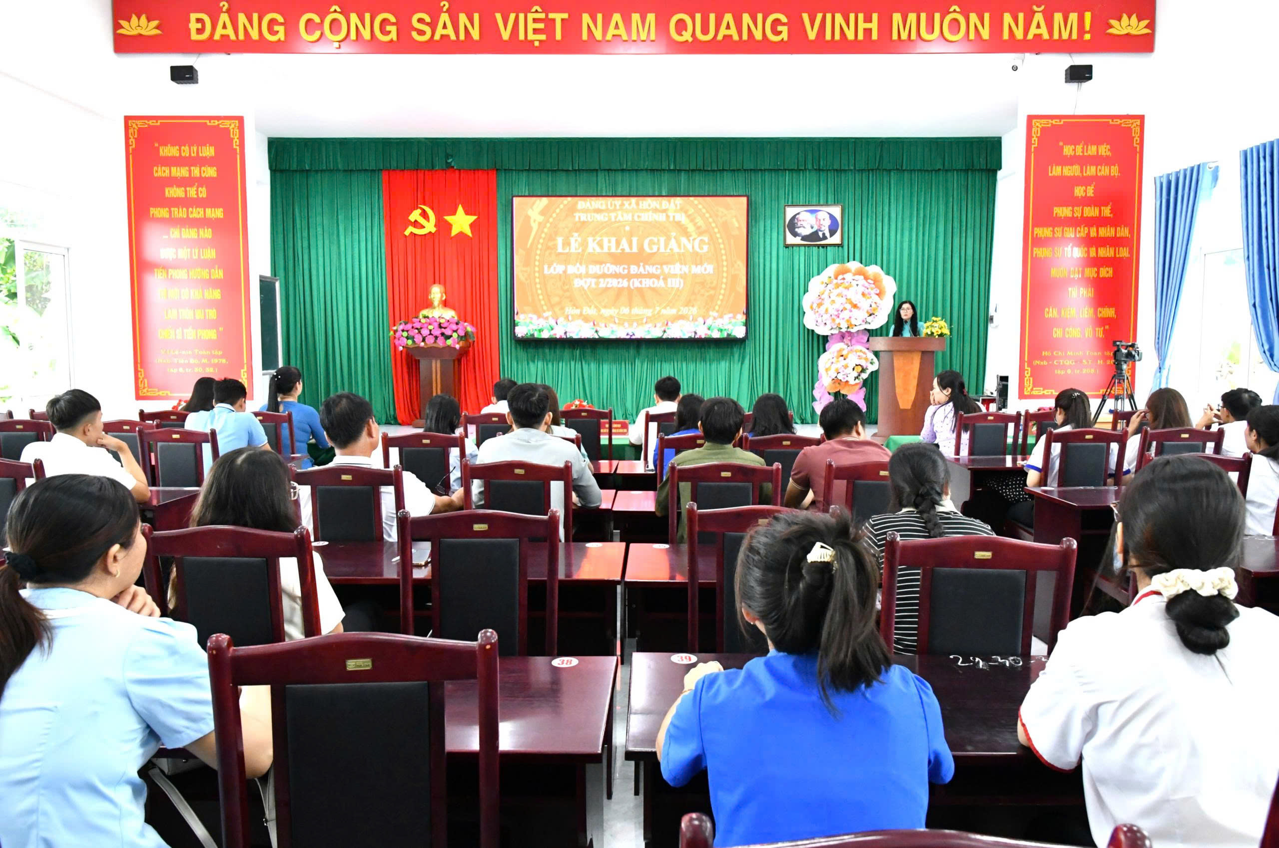 Ảnh 1: Quang cảnh lớp bồi dưỡng.