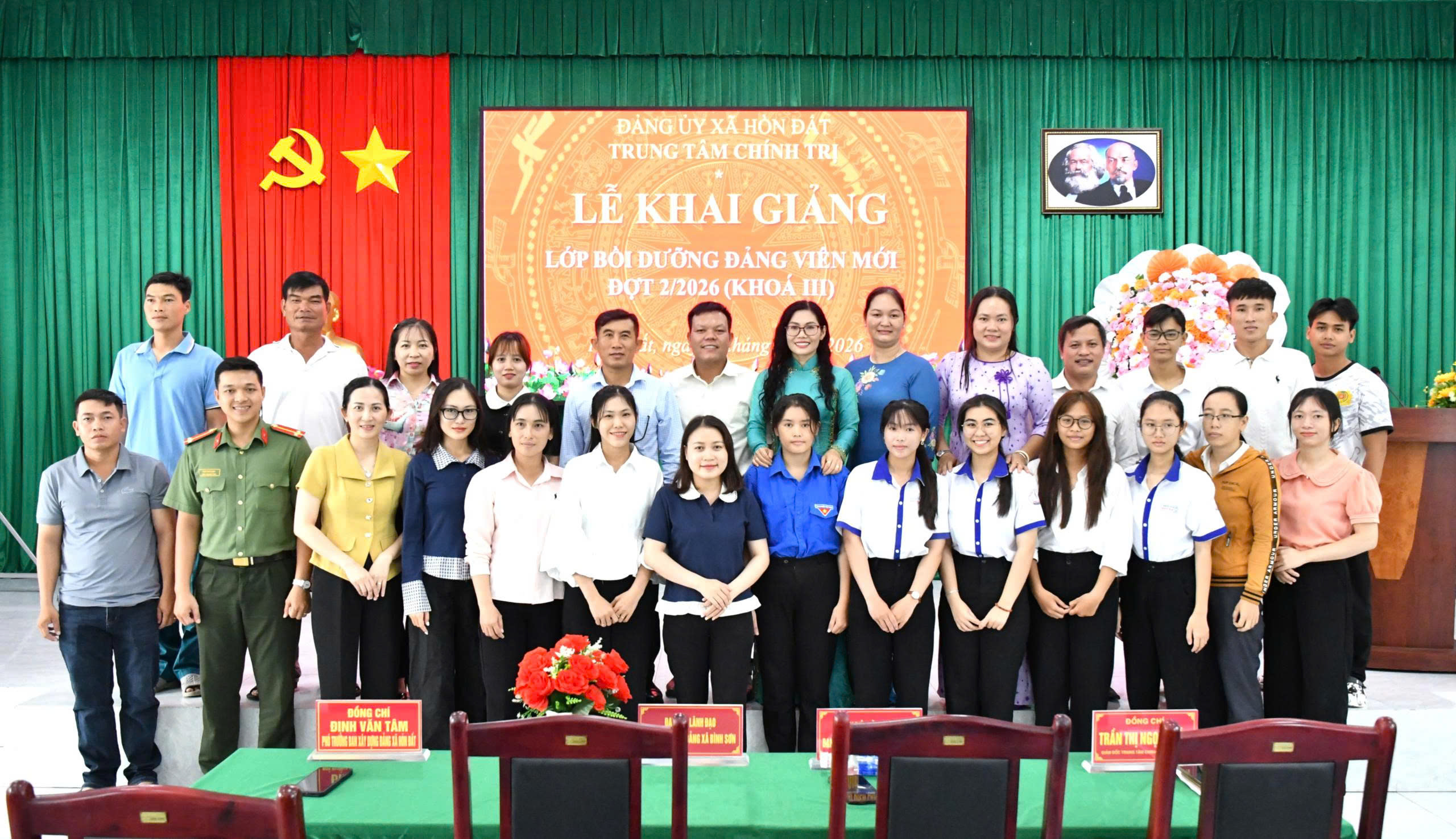 Ảnh 3: Các học viên chụp ảnh lưu niệm cùng đại biểu