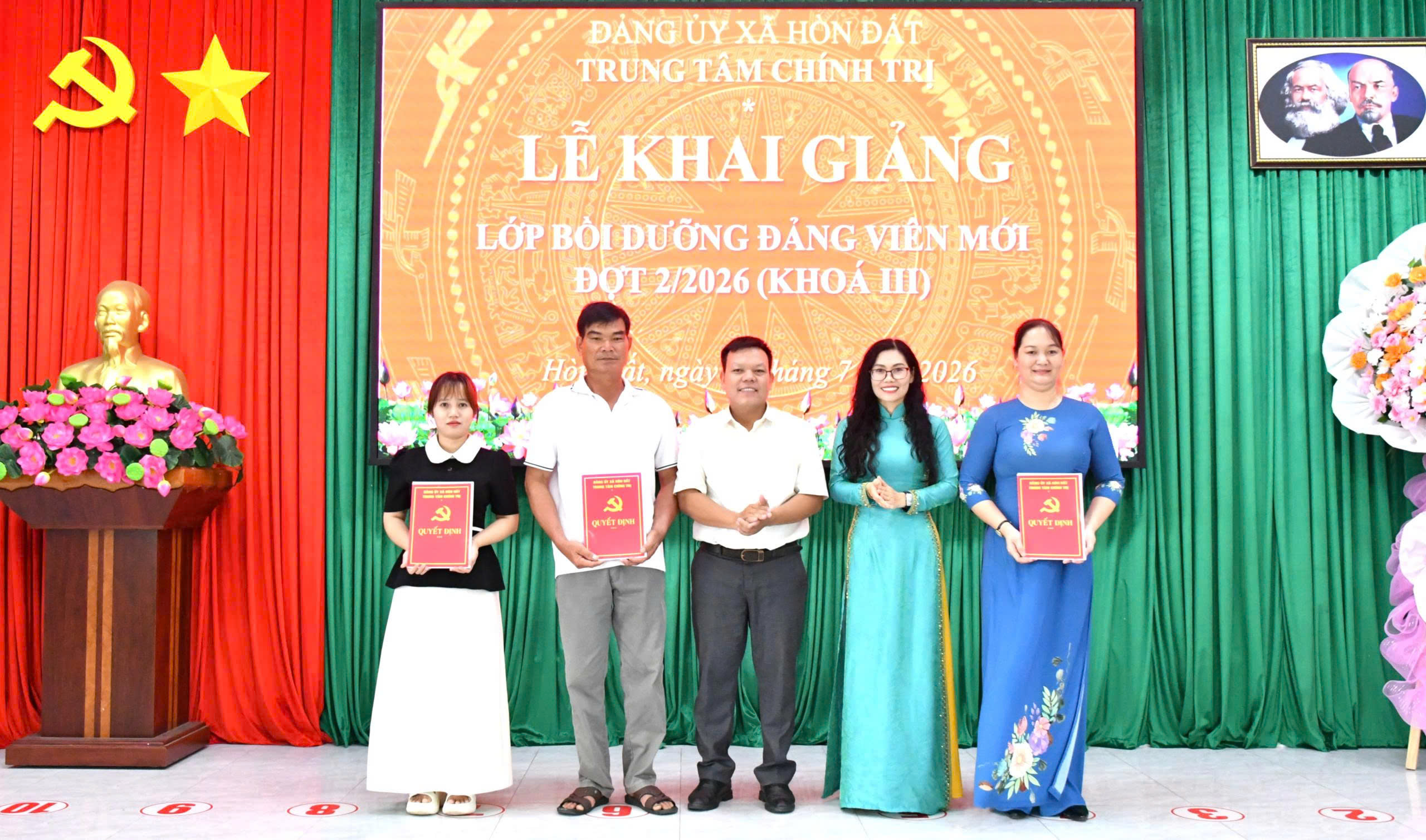 Ảnh 2: Đồng chí Trần Thị Ngọc Trầm – Giám đốc Trung tâm Chính trị xã Hòn Đất (Người thứ 2 bìa phải sang, áo dài xanh) trao quyết định bầu chủ nhiệm và Ban cán sự lớp.