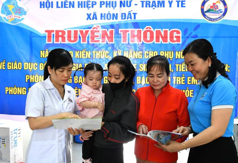 Viên chức Trạm y tế hướng dẫn người dân chăm sóc sức khỏe. 