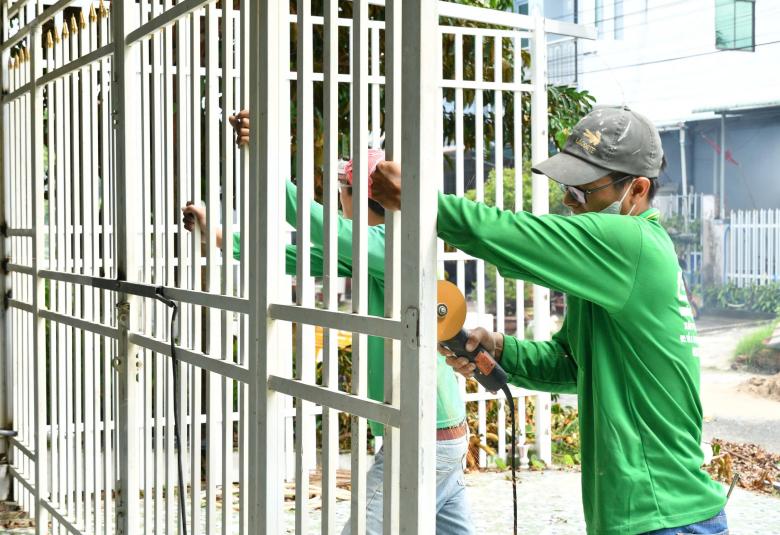 Ảnh 1: Người dân ấp Tri Tôn tự nguyện tháo dỡ hàng rào
