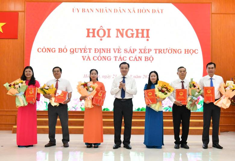 Bí thư đảng ủy xã Hòn Đất Dương Minh Tâm trao quyết định thành lập 6 trường trên địa bàn xã.