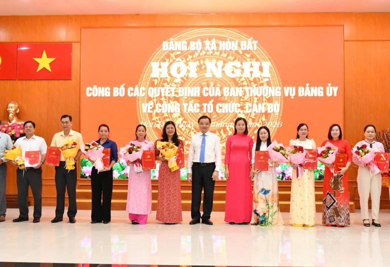 Bí thư Đảng ủy xã Hòn Đất Dương Minh Tâm và đồng chí Phạm Thu Thủy, Phó Bí thư Đảng ủy, Chủ tịch UBND xã trao quyết định giải thể chi bộ trực thuộc Đảng ủy xã.