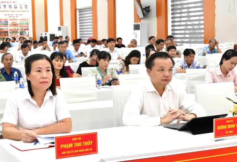 Các đại biểu đang tiếp thu các nghị quyết, chỉ thị của Bộ Chính trị