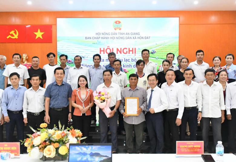 Các đại biểu chụp ảnh lưu niệm cùng Câu lạc bộ “Nông dân sản xuất, kinh doanh giỏi” xã Hòn Đất năm 2026