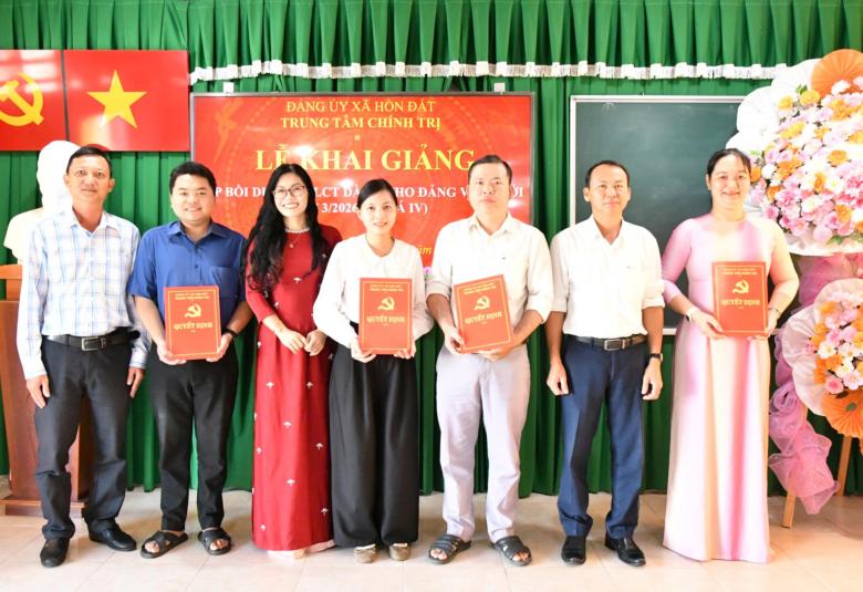 Trung tâm Chính trị xã Hòn Đất trao quyết định phân công chủ nhiệm và Ban Cán sự lớp.