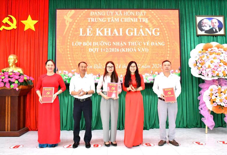 Đồng chí Trần Thị Ngọc Trầm (áo dài đỏ) – Giám đốc Trung tâm chính trị xã Hòn Đất trao quyết định phân công chủ nhiệm lớp và Ban cán sự Bồi dưỡng nhận thức về Đảng (đợt 1)