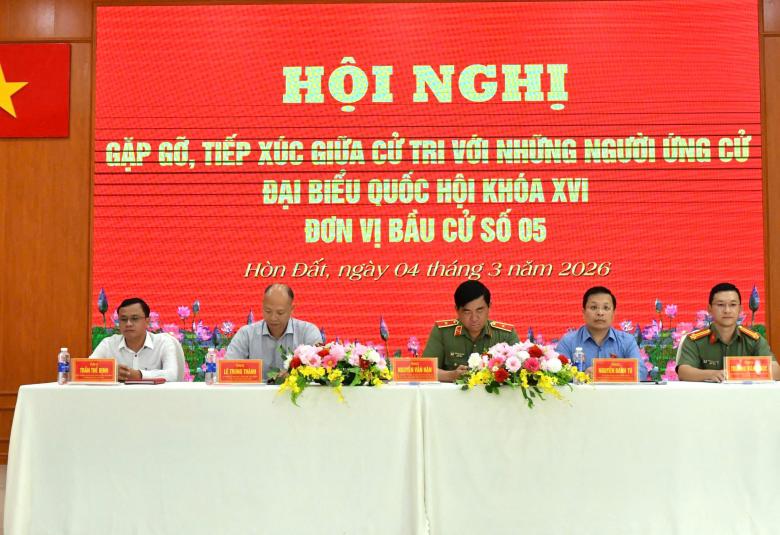 Các ứng cử viên đại biểu Quốc hội đơn vị bầu cử số 5 tiếp xúc cử tri tại xã Hòn Đất, Sơn Kiên.