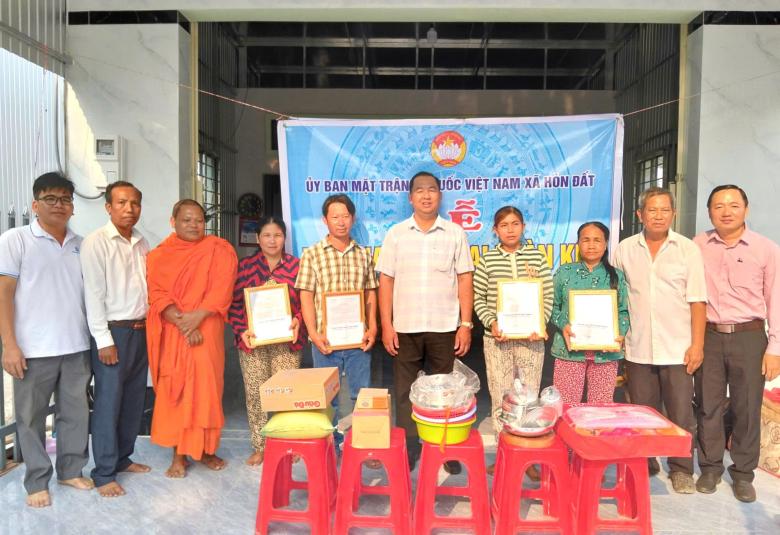 Uỷ ban MTTQ Việt Nam xã Hòn Đất phối hợp tổ chức bàn giao 04 căn nhà Đại đoàn kết