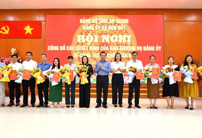 Bí thư Đảng uỷ xã Hòn Đất Dương Minh Tâm và Chủ tịch UBND xã Phạm Thu Thuỷ đã trao quyết định và tặng hoa chúc mừng các chi bộ cơ sở trực thuộc Đảng ủy xã