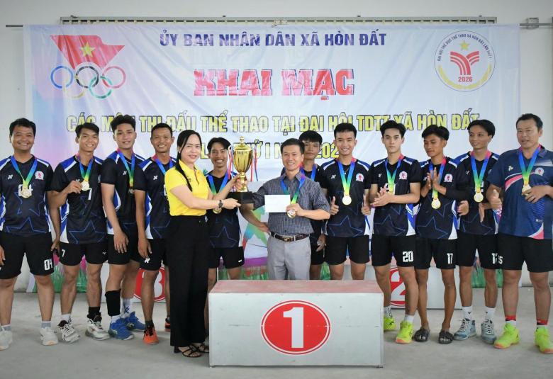 Lãnh đạo xã Hòn Đất chụp ảnh lưu niệm cùng các vận động viên tham gia môn bóng chuyền nam 