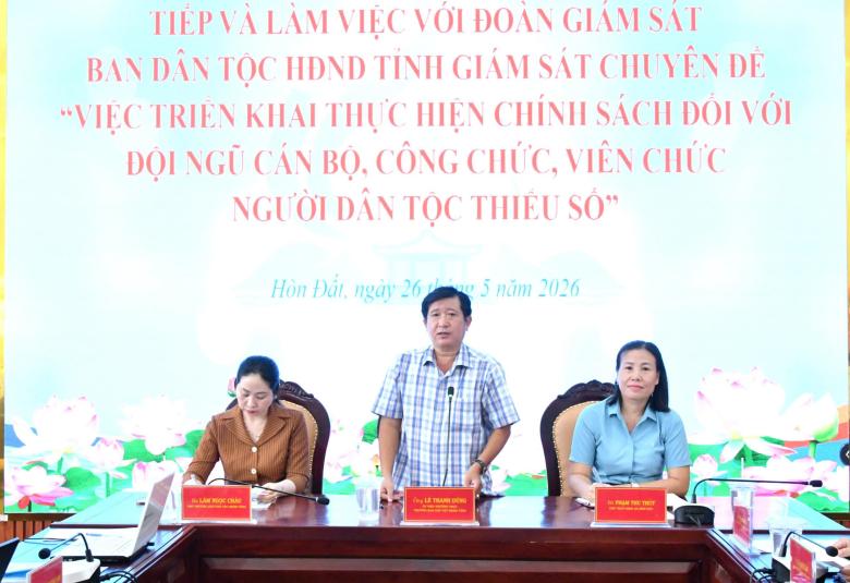Ủy viên Thường trực, Trưởng ban Dân tộc HĐND tỉnh An Giang Lê Thanh Dũng phát biểu kết luận hội nghị