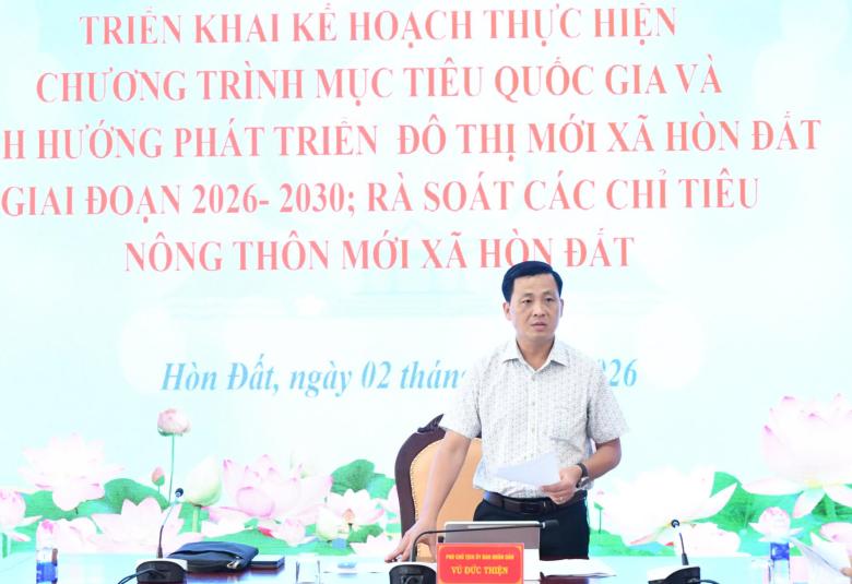 Đồng chí Vũ Đức Thiện - Ủy viên Ban Thường vụ Đảng ủy, Phó Chủ tịch UBND xã Hòn Đất phát biểu tại hội nghị
