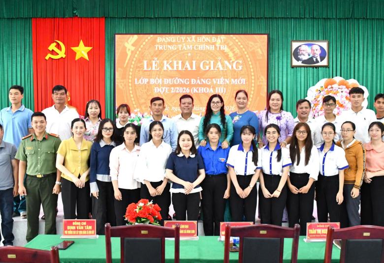 Đồng chí Trần Thị Ngọc Trầm – Giám đốc Trung tâm Chính trị xã Hòn Đất (Người thứ 2 bìa phải sang, áo dài xanh) trao quyết định bầu chủ nhiệm và Ban cán sự lớp.