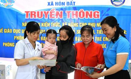 Viên chức Trạm y tế hướng dẫn người dân chăm sóc sức khỏe. 