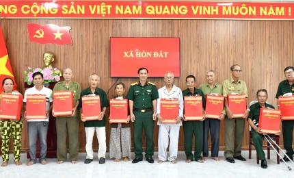 Trung tá Trương Út Bắc, Phó Chủ nhiệm Chính trị Bộ Chỉ huy Quân sự tỉnh An Giang trao tặng quà cho các gia đình chính sách người có công tại xã Hòn Đất