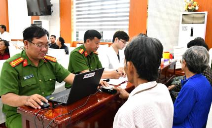 Lực lượng chức năng thu nhận ADN của thân nhân các liệt sĩ