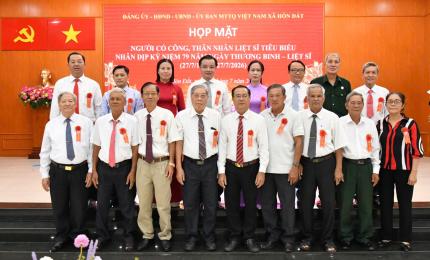 Lãnh đạo xã Hòn Đất chụp ảnh lưu niệm cùng các đại biểu tham dự buổi họp mặt nhân kỷ niệm 79 năm Ngày Thương binh - Liệt sĩ (27/7/1947 - 27/7/2026)./.