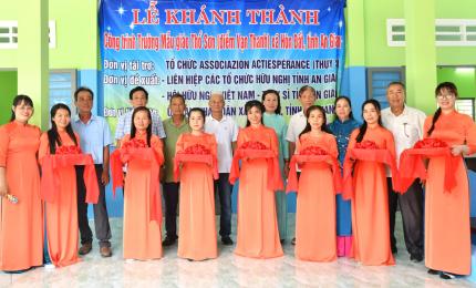 Các đại biểu thực hiện nghi thức cắt băng khánh thành, đưa vào sử dụng 02 phòng học mới tại Trường Mầm non Thổ Sơn (điểm Vạn Thanh), xã Hòn Đất.