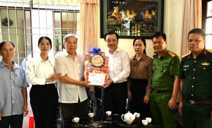 Bí thư Đảng ủy xã Hòn Đất Dương Minh Tâm tặng quà cho gia đình ông Nguyễn Thanh Hòa, ấp Chòm Sao
